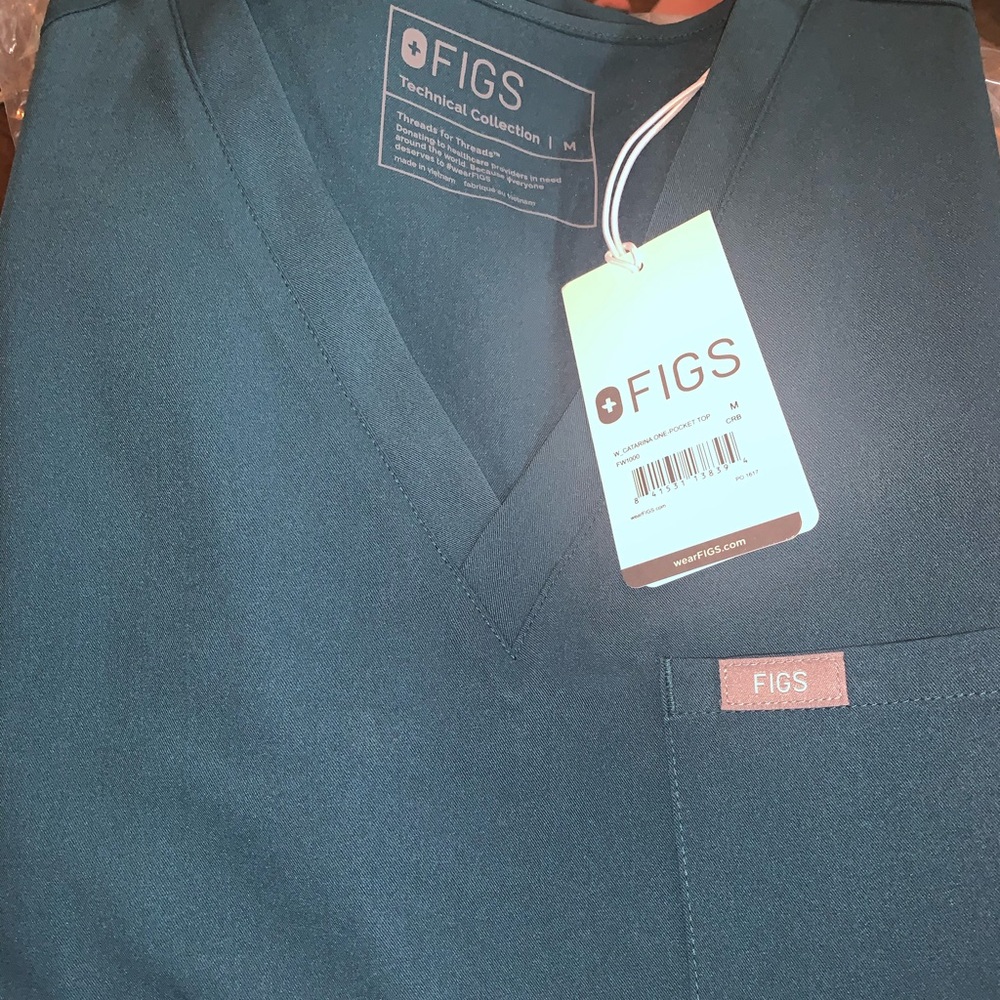 Medium Caribbean blue Figs scrub top